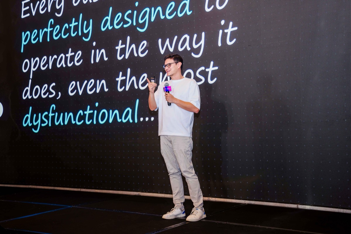 Lawrence Hitches on stage at international SEO conference Shenzhen